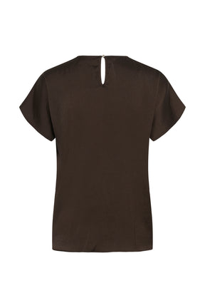 Vue arrière isolée du blouse brune foncé à manches courtes avec ouverture goutte et petit bouton pour femme par InWear