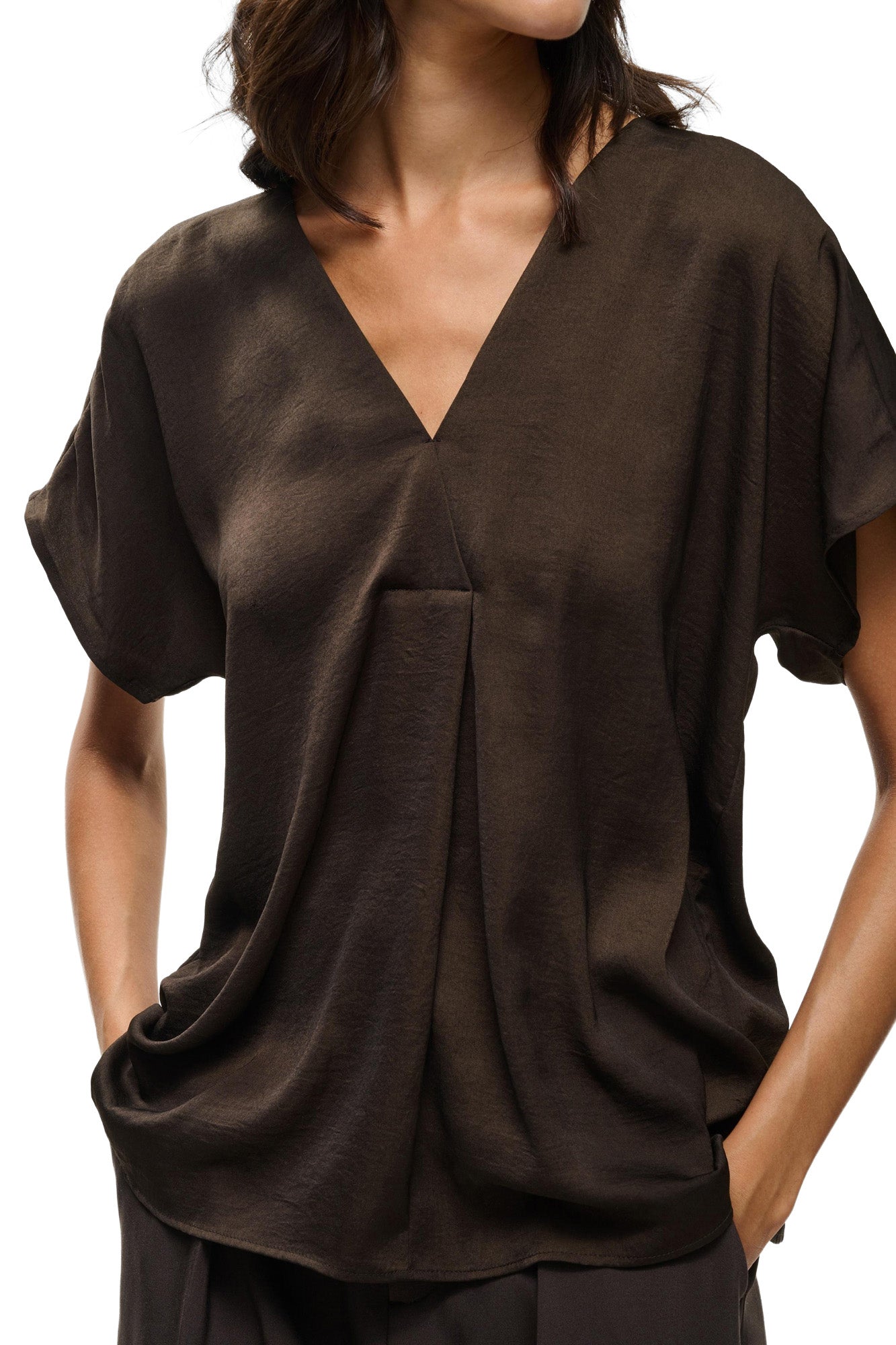 Blouse à manches courtes brune foncé à col en V avec manches courtes larges pour femme par InWear, vue rapprochée avant