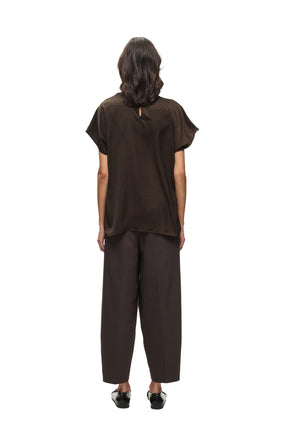 Vue arrière sur modèle du blouse brune foncé à manches courtes, coupe ample et ouverture goutte pour femme par InWear