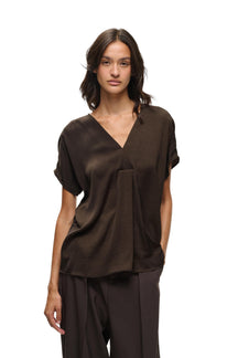 Blouse à manches courtes brune foncé à col en V avec manches courtes larges et pli central pour femme par InWear, vue avant