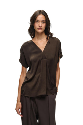 Blouse à manches courtes brune foncé à col en V avec manches courtes larges et pli central pour femme par InWear, vue avant