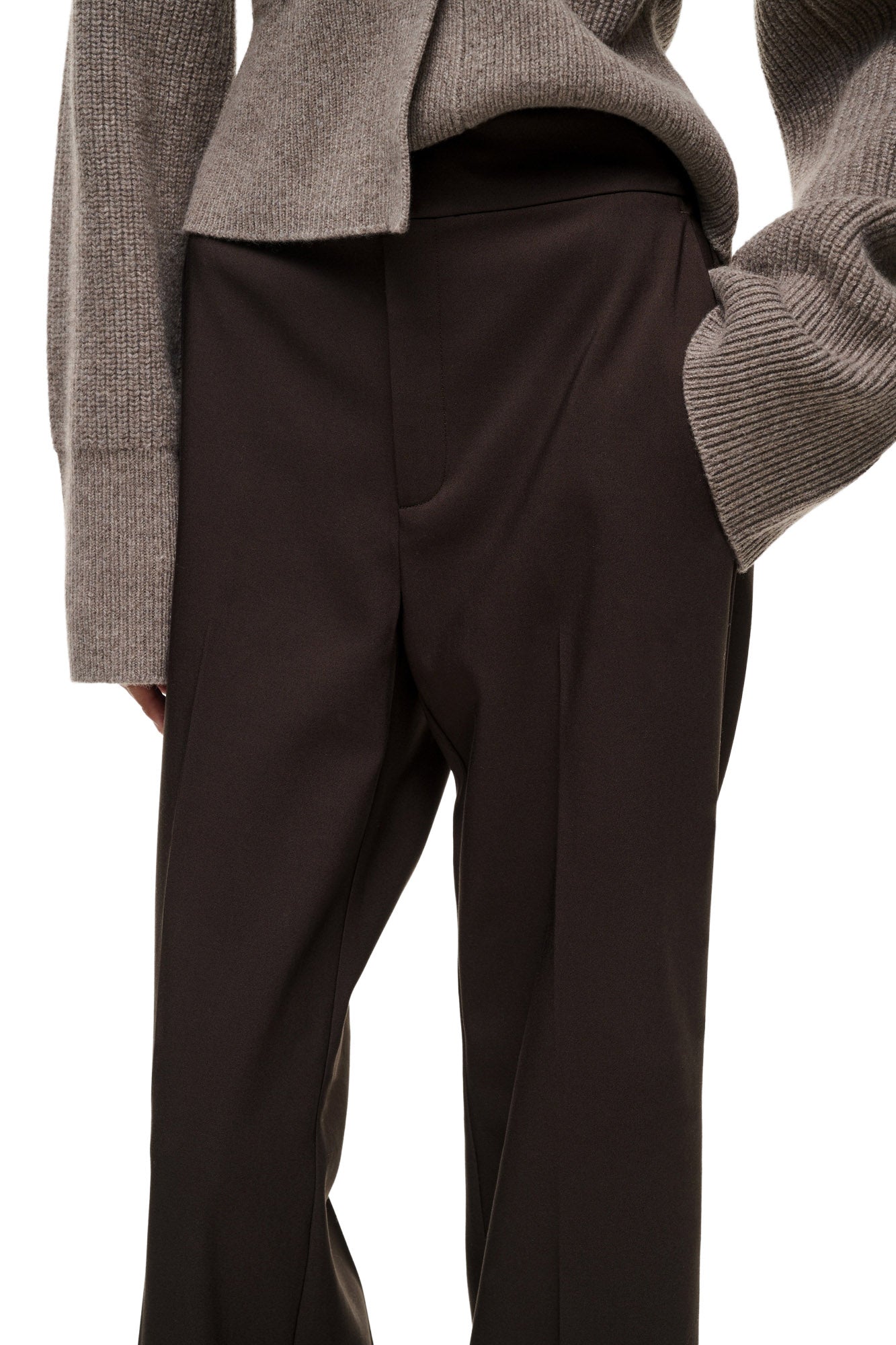 Taille de la pantalon jambe large brun foncé, avec braguette cachée et tissu lisse pour femme par InWear, en gros plan