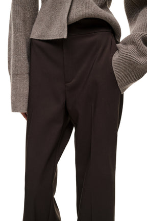 Taille de la pantalon jambe large brun foncé, avec braguette cachée et tissu lisse pour femme par InWear, en gros plan