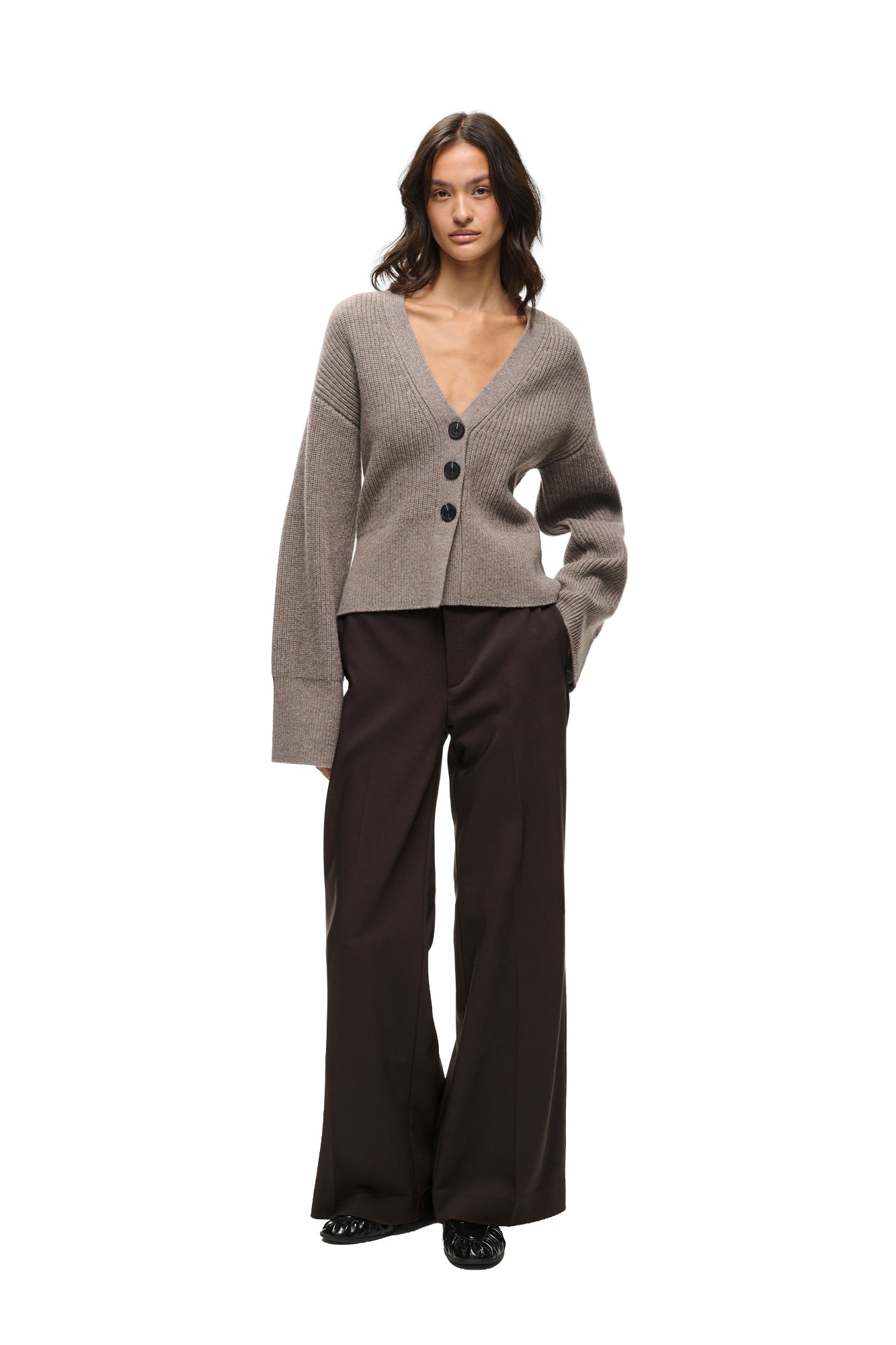 Pantalon brun foncé à jambe large sur mannequin, vue avant avec cardigan taupe pour femme par InWear