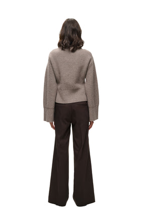 Pantalon brun foncé à jambe large sur mannequin, dos avec poches passepoilées pour femme par InWear