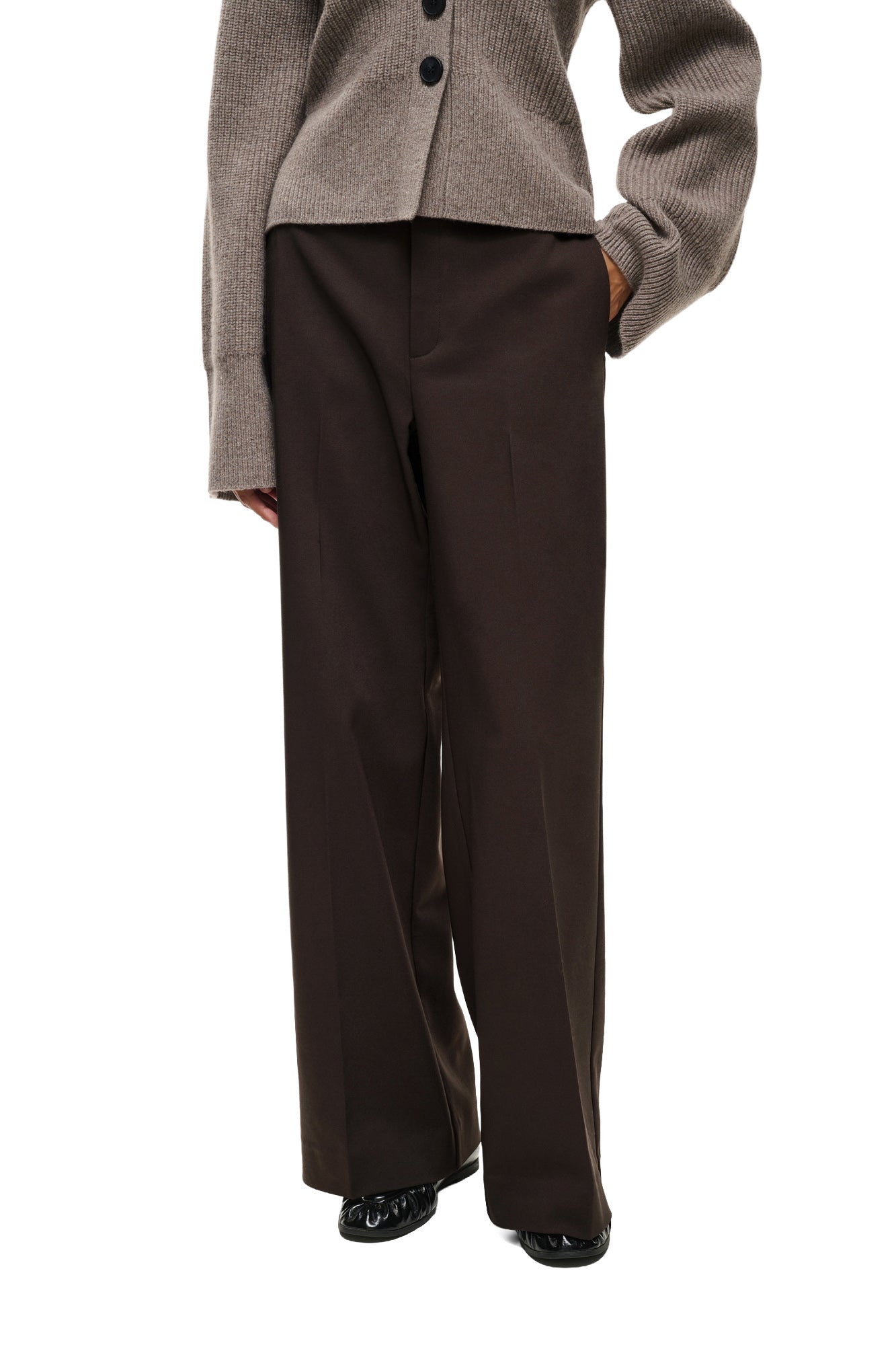 Pantalon brun foncé à jambe large sur mannequin, vue avant avec braguette cachée pour femme par InWear