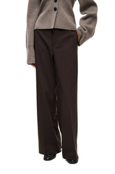 Pantalon brun foncé à jambe large sur mannequin, vue avant avec braguette cachée pour femme par InWear