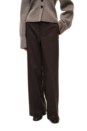 Pantalon brun foncé à jambe large sur mannequin, vue avant avec braguette cachée pour femme par InWear