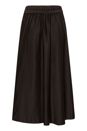Vue arrière isolée de la jupe maxi satinée brun foncé avec ceinture élastique froncée pour femme par InWear