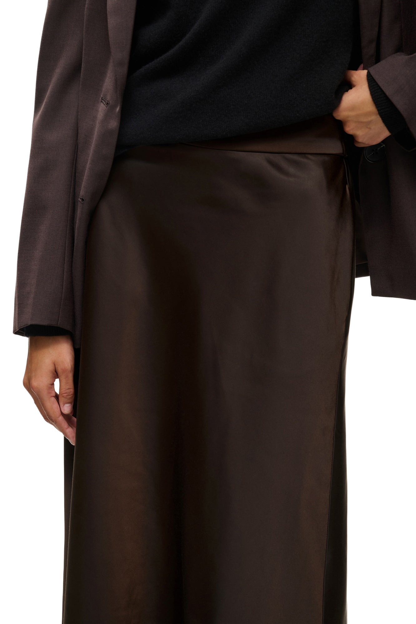 Taille du jupe maxi satinée brun foncé avec ceinture plate et fini lustré pour femme par InWear, en gros plan