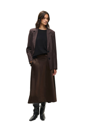 Vue de face portée de la jupe maxi satinée brun foncé avec drapé lisse et coupe évasée pour femme par InWear