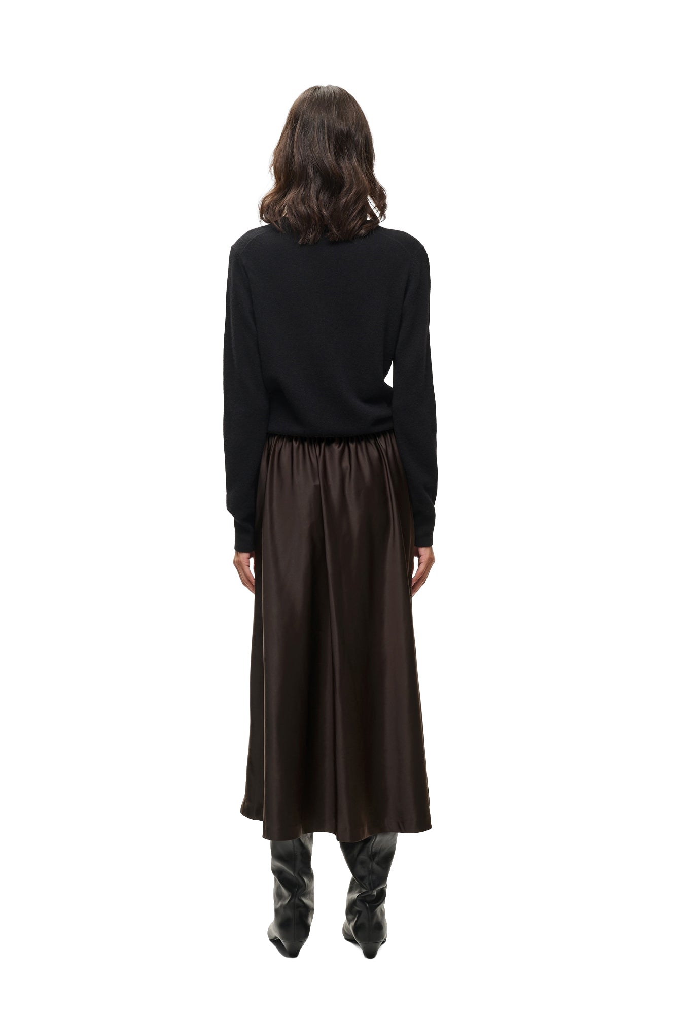 Vue arrière portée de la jupe maxi satinée brun foncé avec taille froncée et ourlet long pour femme par InWear