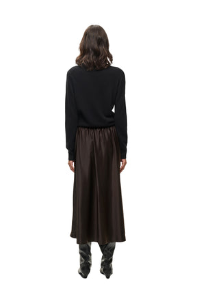 Vue arrière portée de la jupe maxi satinée brun foncé avec taille froncée et ourlet long pour femme par InWear