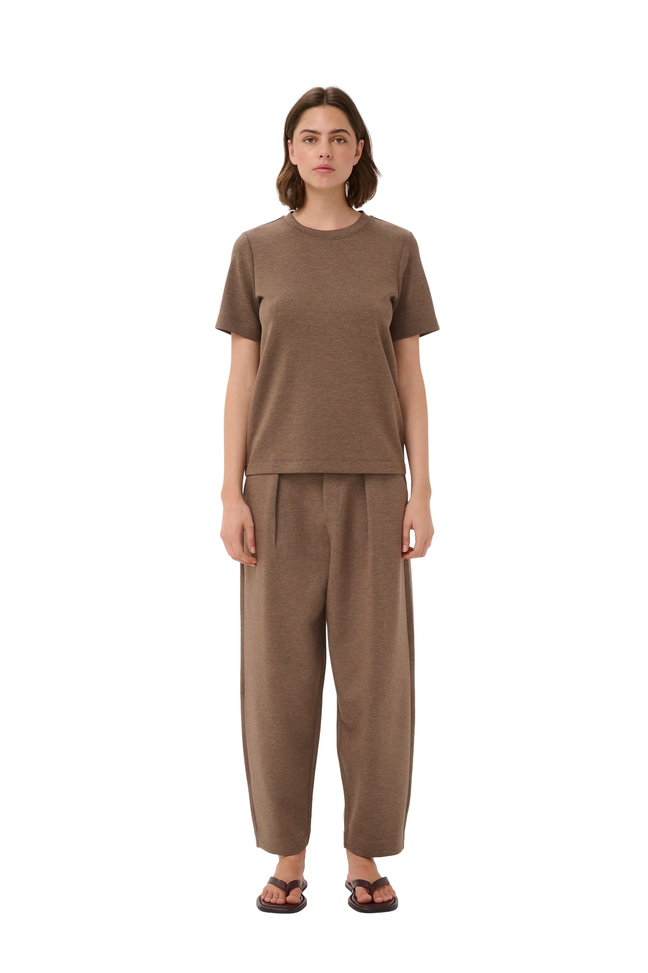 Vue avant pleine longueur du T-Shirt brun taupe à manches courtes avec pantalon assorti pour femme par InWear