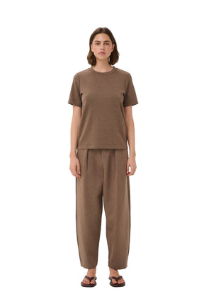 Vue avant pleine longueur du T-Shirt brun taupe à manches courtes avec pantalon assorti pour femme par InWear