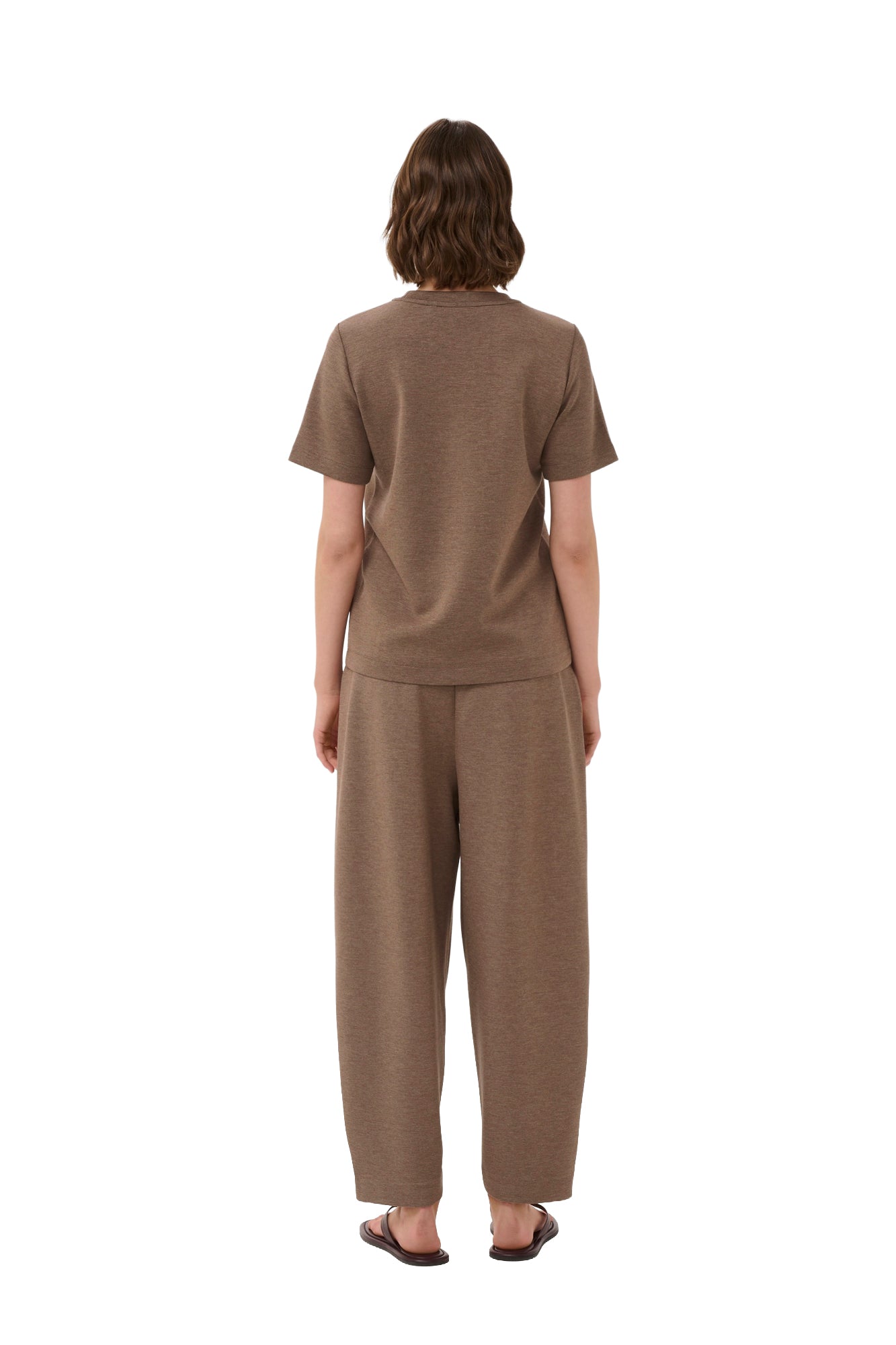 Vue arrière sur mannequin du T-Shirt brun taupe à manches courtes, coupe droite décontractée pour femme par InWear