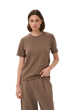 T-Shirt brun taupe à manches courtes et ourlet droit pour femme par InWear, vue avant sur mannequin
