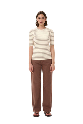 Vue avant complète du T-Shirt crème à rayures, col rond, manches courtes et coupe ajustée pour femme par InWear