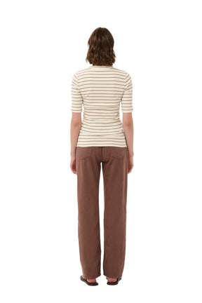 Vue arrière sur mannequin du T-Shirt crème côtelé à rayures et manches courtes pour femme par InWear