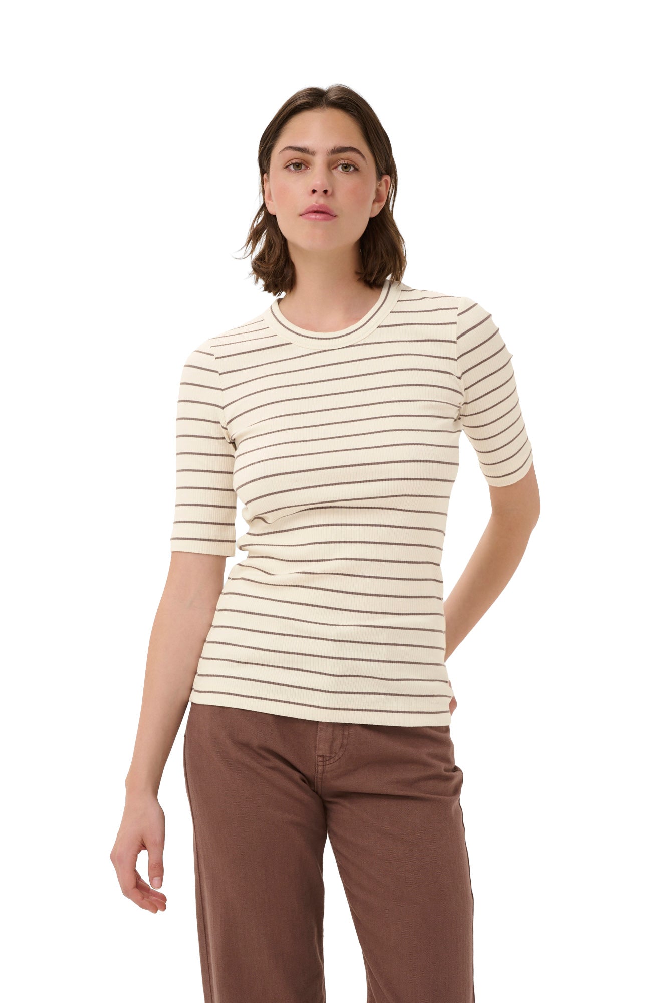 Vue avant sur mannequin du T-Shirt crème côtelé à fines rayures horizontales taupe pour femme par InWear