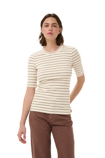 Vue avant sur mannequin du T-Shirt crème côtelé à fines rayures horizontales taupe pour femme par InWear