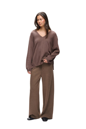 Vue de face complète du pantalon brun à jambe large, porté avec un chandail brun ample pour femme par InWear