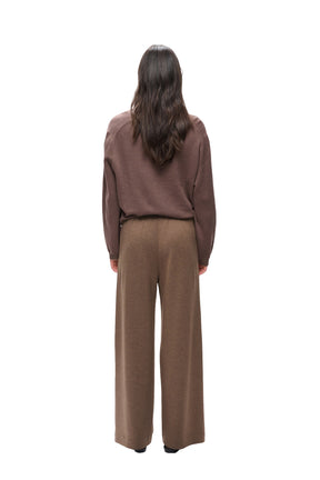 Pantalon brun à jambe large, avec jambes longues et taille arrière pour femme par InWear, vue de dos sur mannequin