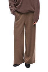Pantalon brun à jambe large, taille à enfiler et ourlets longs pour femme par InWear, vue de face sur mannequin