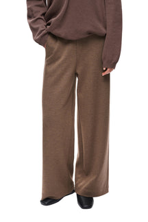 Pantalon brun à jambe large, taille à enfiler et ourlets longs pour femme par InWear, vue de face sur mannequin