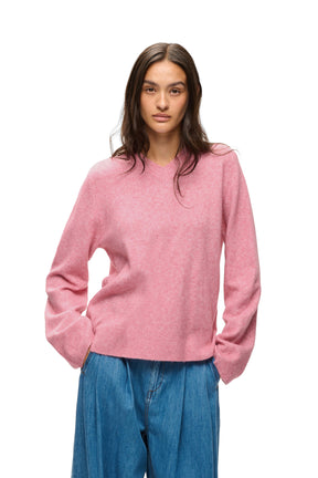 Vue de face mi-corps du chandail tricot rose à col en V, manches longues et ourlet côtelé pour femme par InWear