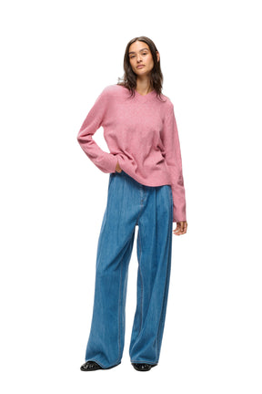 Chandail manches longues rose à col en V et bordures côtelées pour femme par InWear, vue de face pleine longueur