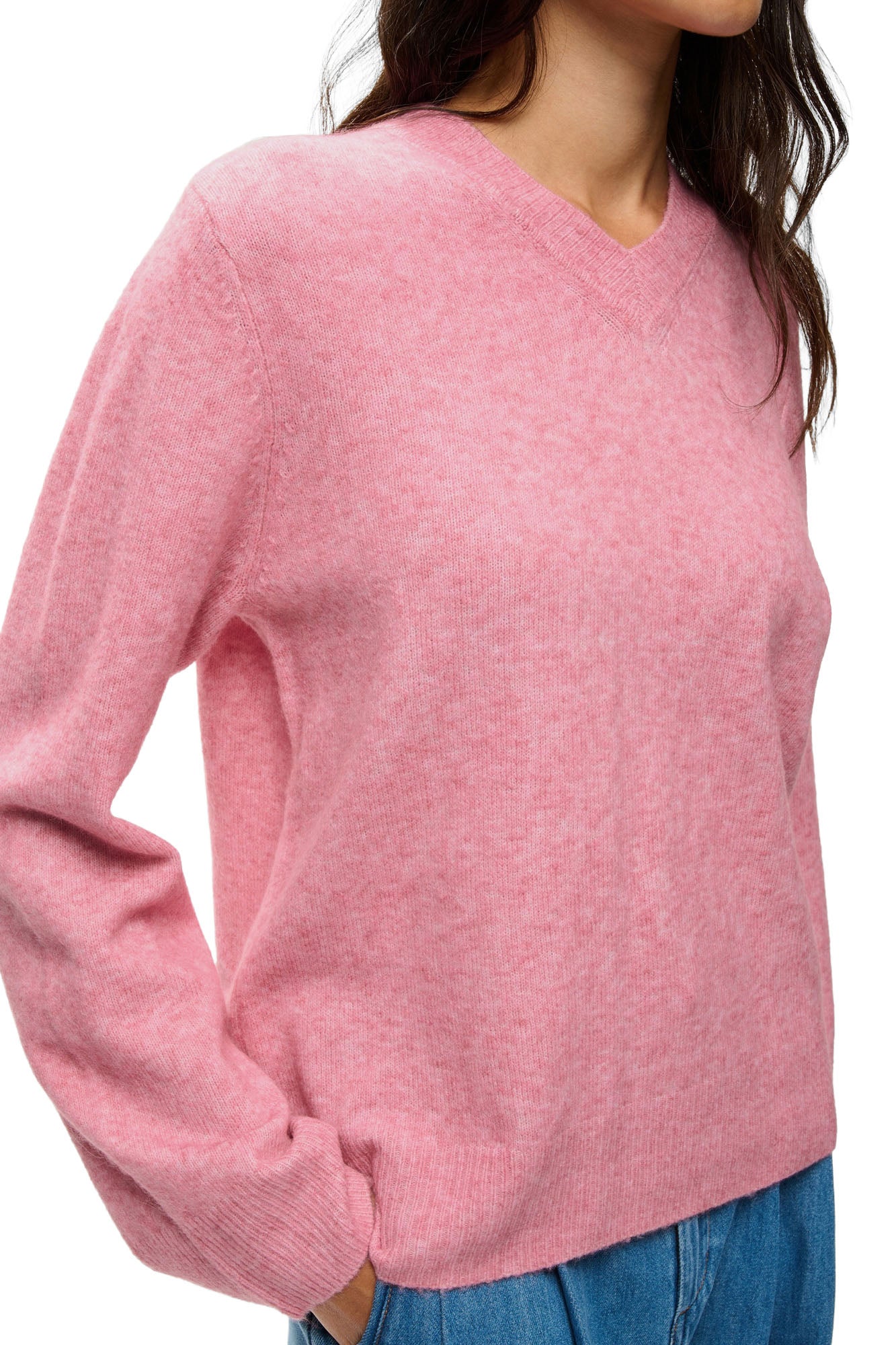 Chandail manches longues rose montrant texture duveteuse, poignet et ourlet côtelés pour femme par InWear, en gros plan
