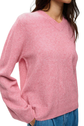 Chandail manches longues rose montrant texture duveteuse, poignet et ourlet côtelés pour femme par InWear, en gros plan