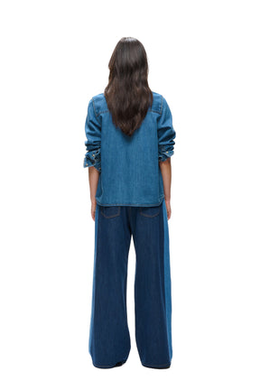 Vue arrière sur mannequin du blouse manches longues en denim bleu avec empiècement et ourlet courbé pour femme par InWear