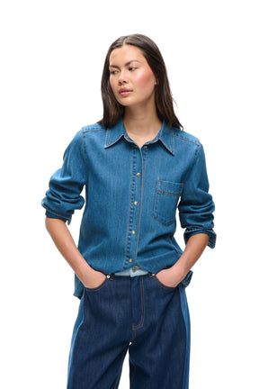 Blouse manches longues en denim bleu à manches roulées, poche pour femme par InWear, vue de face sur mannequin
