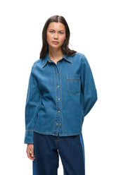 Blouse manches longues en denim bleu à boutons, col pointu pour femme par InWear, vue de face sur mannequin