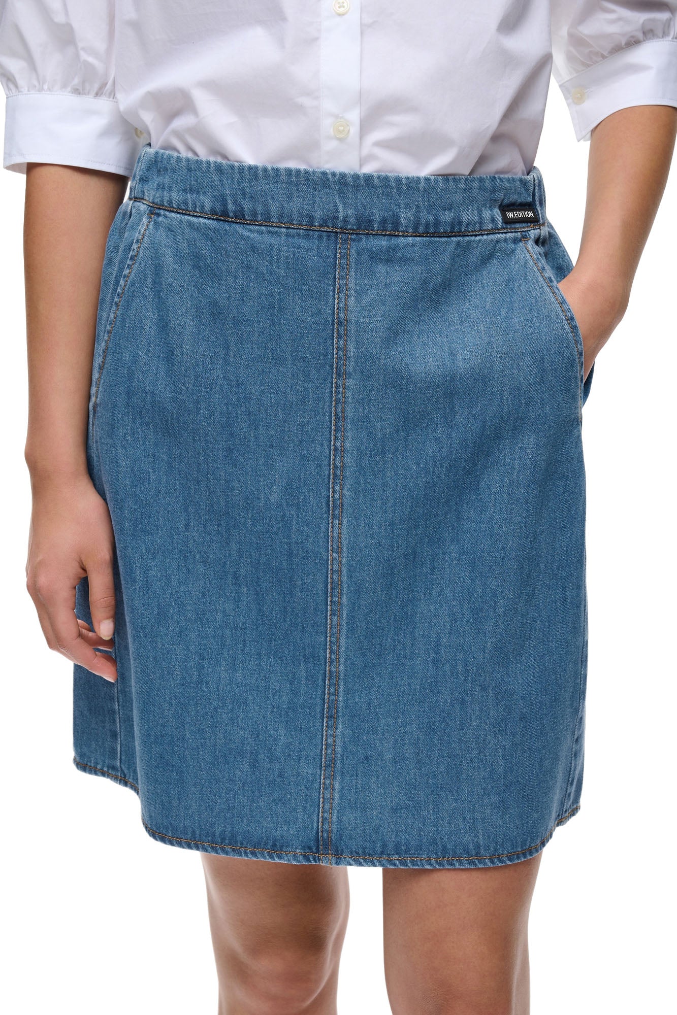 Jupe en denim bleu avec taille élastique, poche oblique et étiquette noire pour femme par InWear, en gros plan