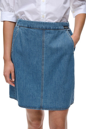 Jupe en denim bleu avec taille élastique, poche oblique et étiquette noire pour femme par InWear, en gros plan