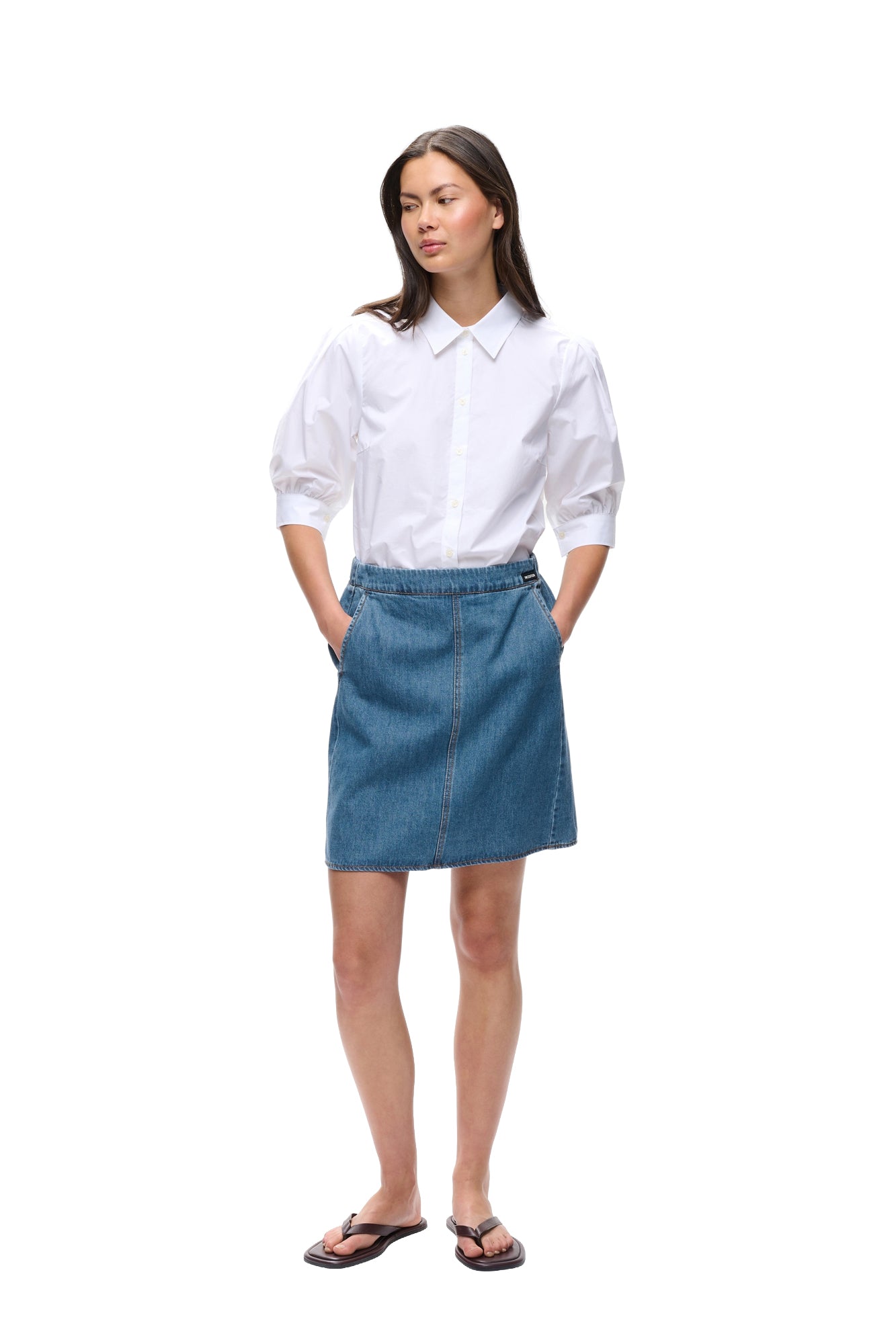 Vue de face complète sur mannequin de la jupe en denim bleu avec taille élastique et poches pour femme par InWear