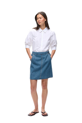 Vue de face complète sur mannequin de la jupe en denim bleu avec taille élastique et poches pour femme par InWear