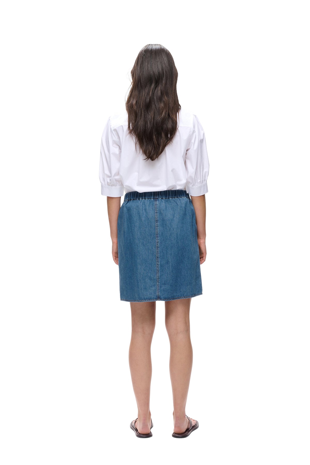 Vue arrière sur mannequin de la jupe en denim bleu avec taille froncée et couture centrale pour femme par InWear