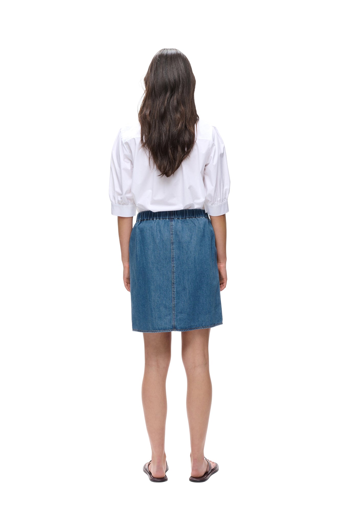 Vue arrière sur mannequin de la jupe en denim bleu avec taille froncée et couture centrale pour femme par InWear