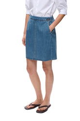 Jupe en denim bleu avec taille élastique, poches et couture centrale pour femme par InWear, vue de face sur mannequin