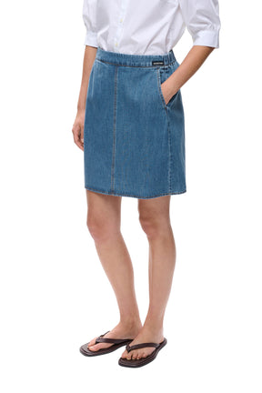 Jupe en denim bleu avec taille élastique, poches et couture centrale pour femme par InWear, vue de face sur mannequin
