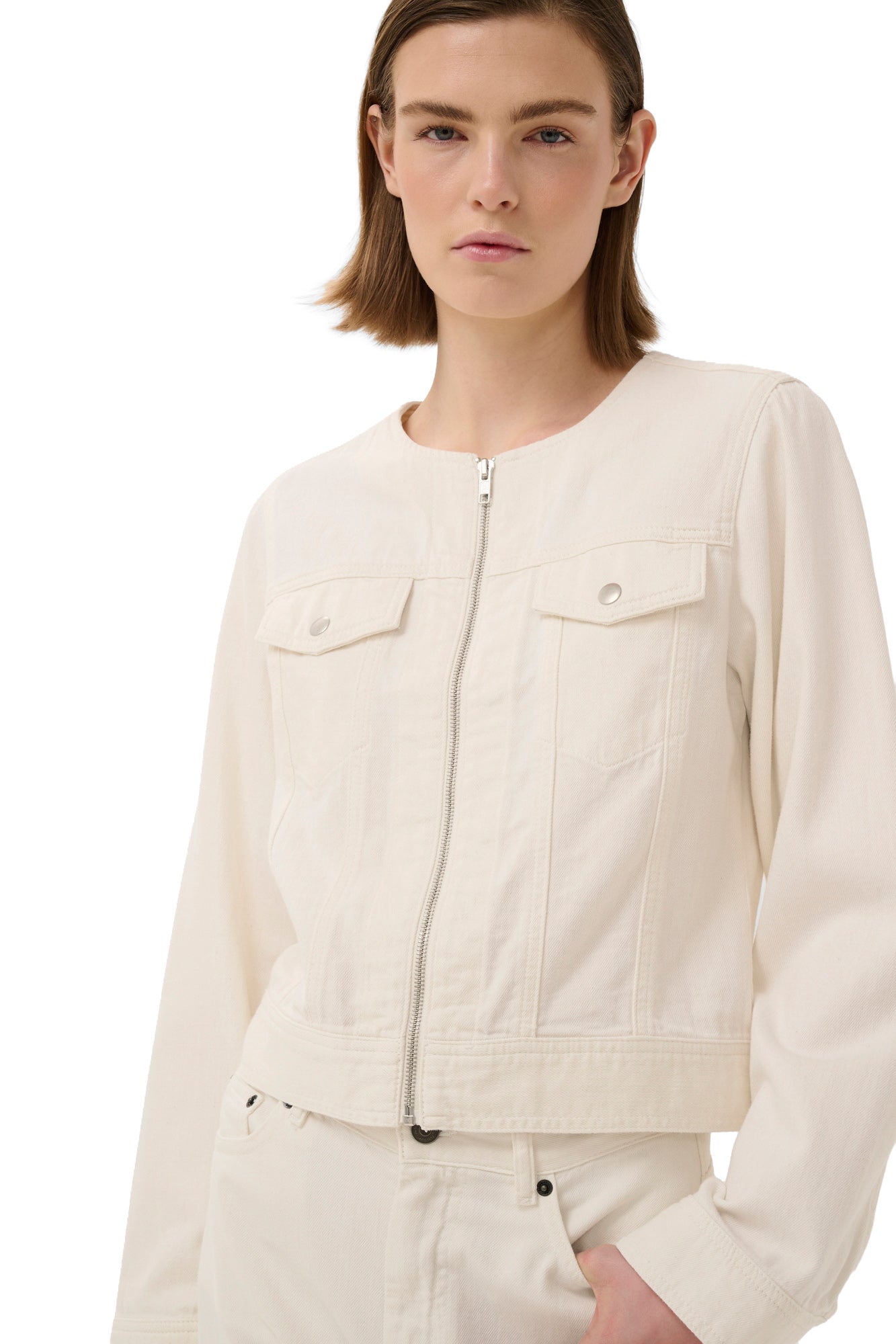 Veste courte blanc cassé avec fermeture éclair, surpiqûres et poches à rabat pour femme par InWear, détail avant