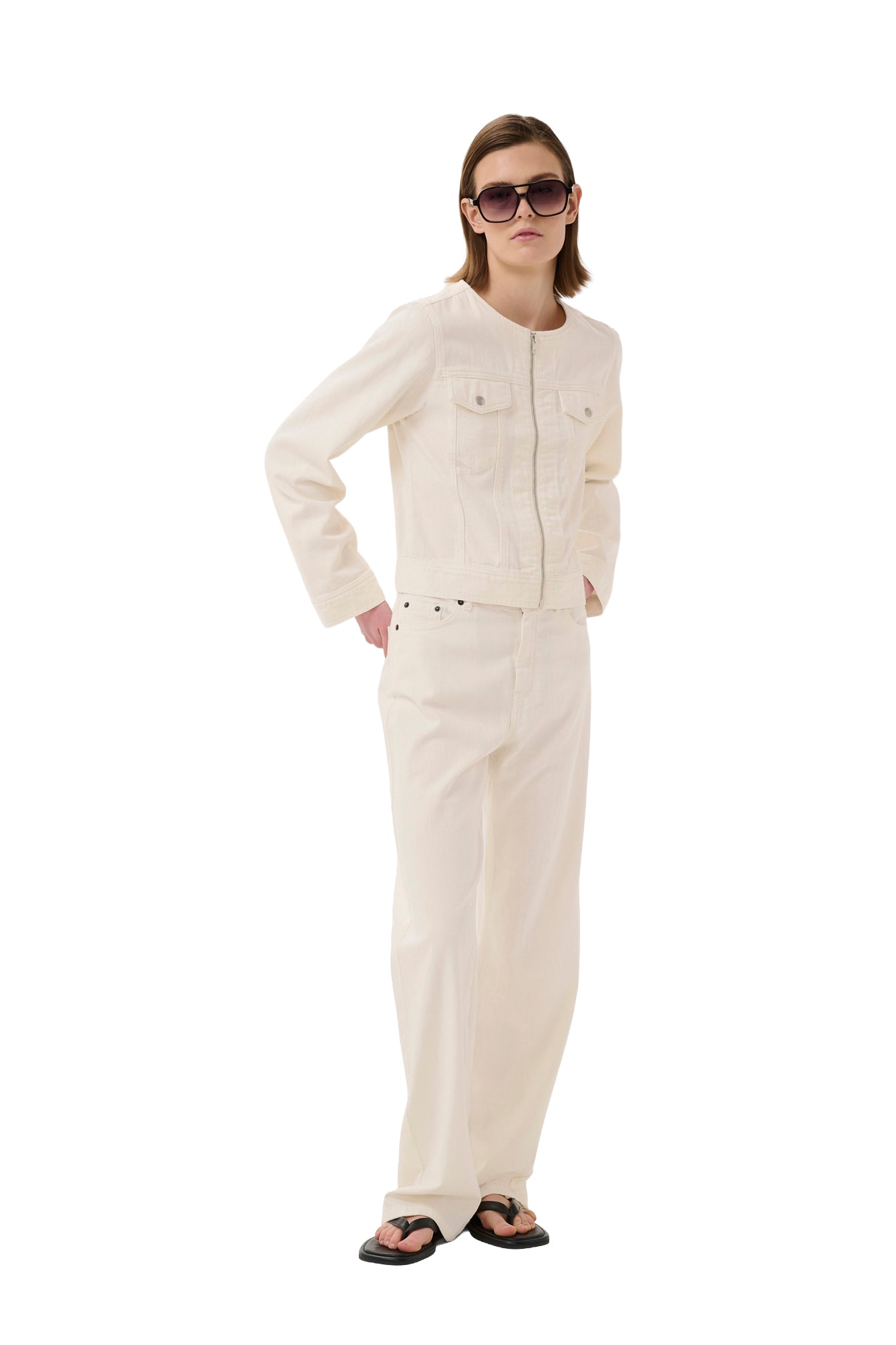 Vue avant pleine longueur d’une veste courte blanc cassé avec zip apparent et poches poitrine à rabat pour femme par InWear