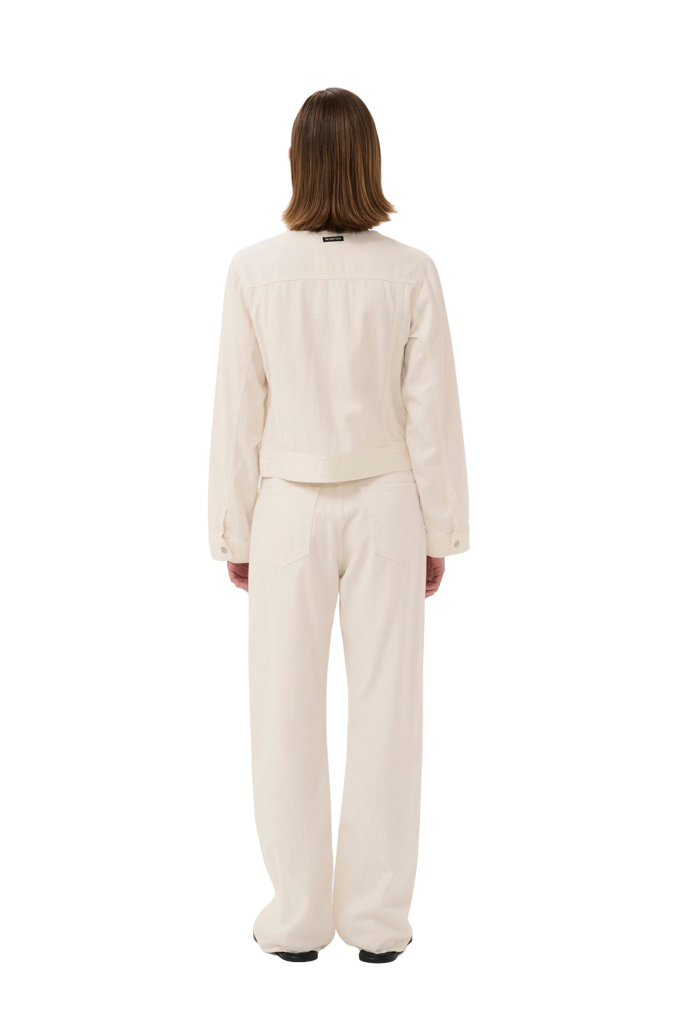 Vue arrière sur mannequin de la veste courte blanc cassé avec empiècement et bande d’ourlet pour femme par InWear