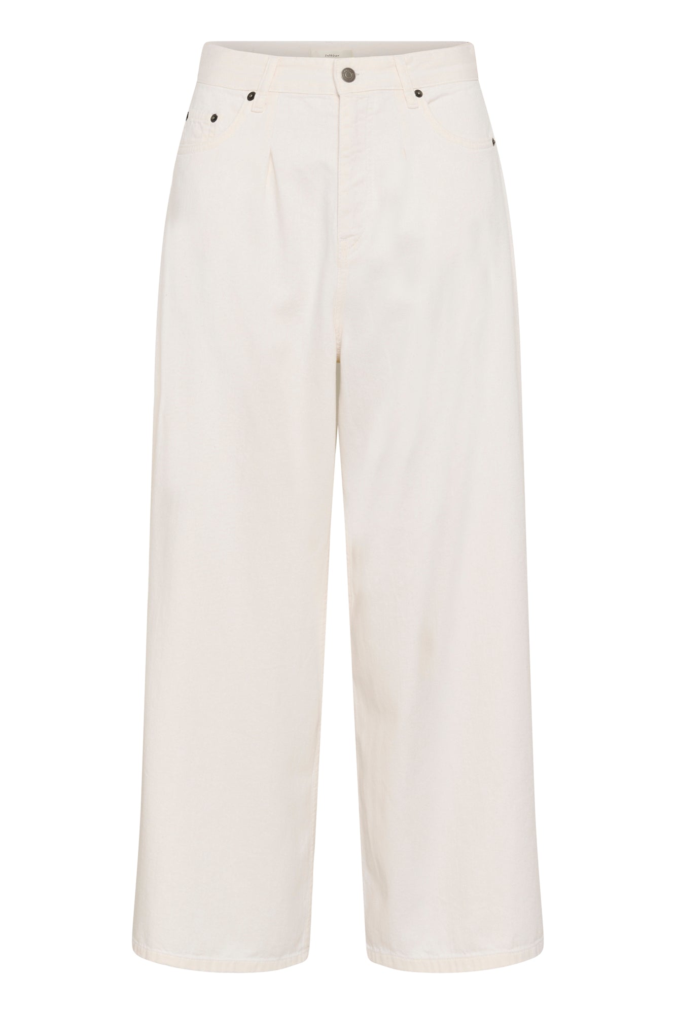 Jean écru à jambe large isolé de face, avec bouton, braguette, plis et poches rivetées pour femme par InWear