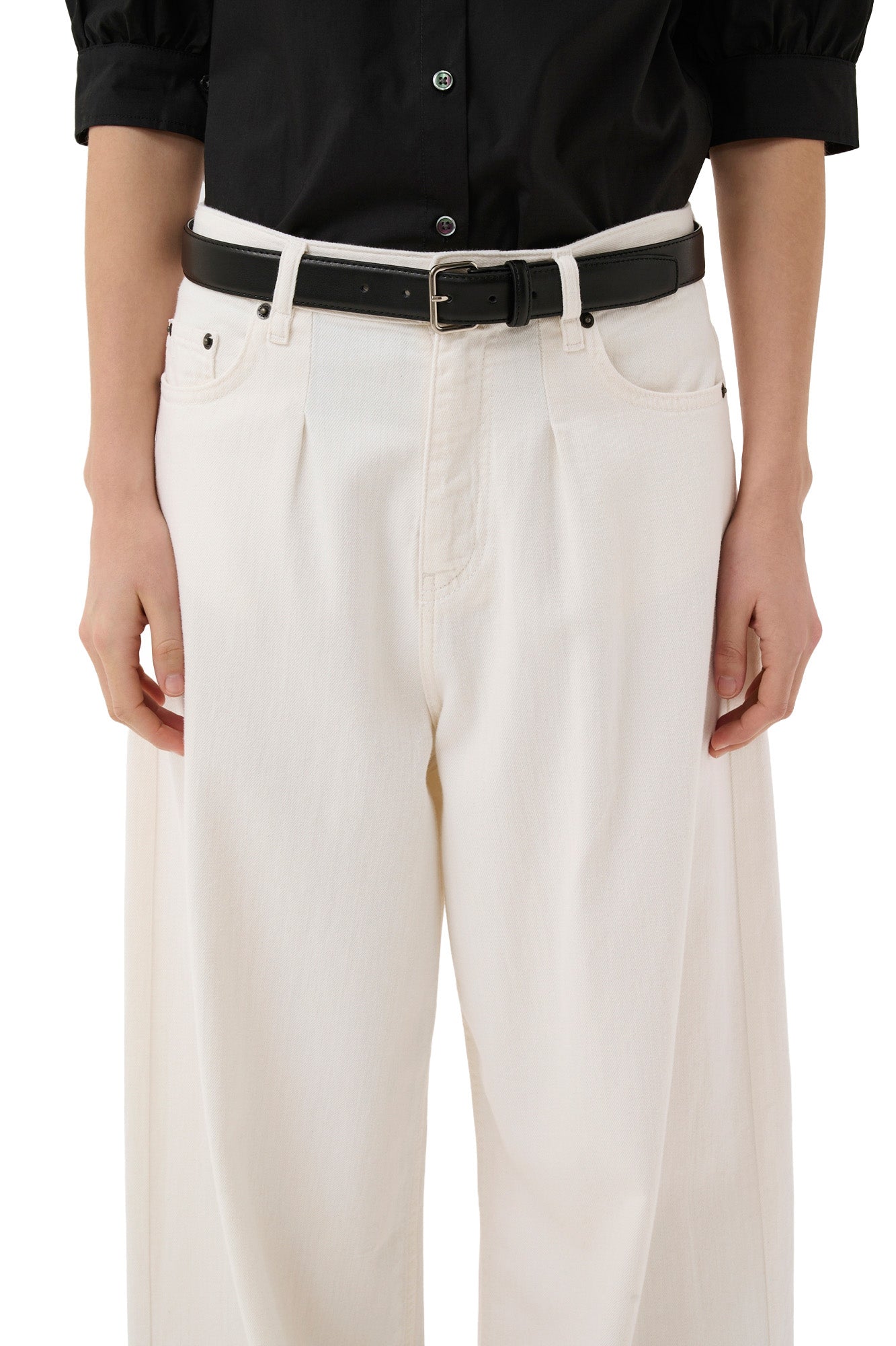 Taille de la jean jambe large écru avec braguette ainsi que poches ainsi que rivets et passants pour femme par InWear en gros plan