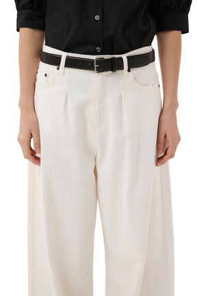 Taille de la jean jambe large écru avec braguette ainsi que poches ainsi que rivets et passants pour femme par InWear en gros plan